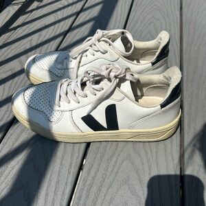 Veja Women’s Sneakers, Size 9 (40)
